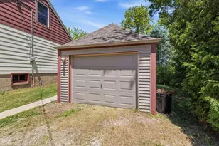 11810 W Howard Ave, Greenfield, WI 53228 - Photo 16
