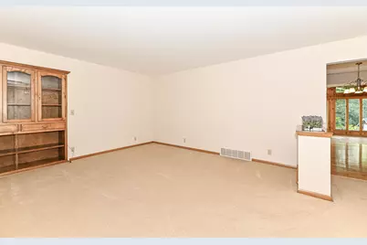 18571 W Hillcrest Dr, New Berlin, WI 53146 - Photo 8