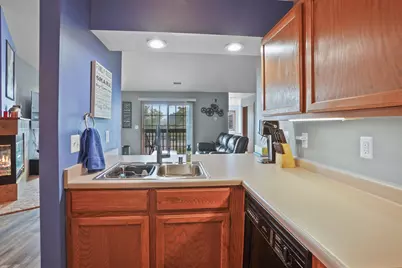 1055  Quinlan Dr #H, Pewaukee, WI 53072 - Photo 14