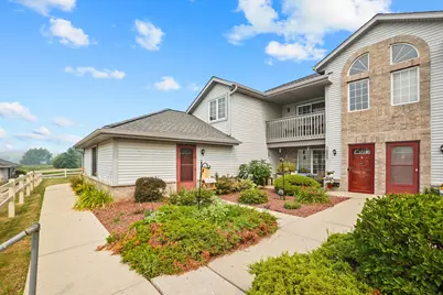 1055  Quinlan Dr #H, Pewaukee, WI 53072 - Photo 2