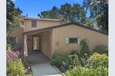 469  Country Club Dr #8, Lake Geneva, WI 53147 - Photo 2