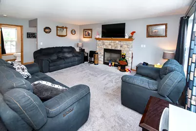 914  Michael Ct, Elkhorn, WI 53121 - Photo 4