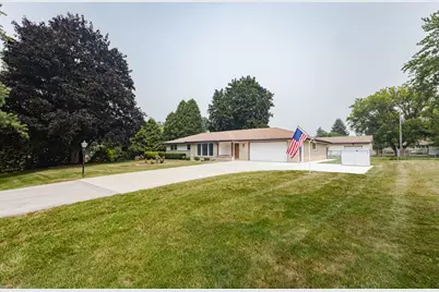 N81W15328  Hilltop Dr, Menomonee Falls, WI 53051 - Photo 4