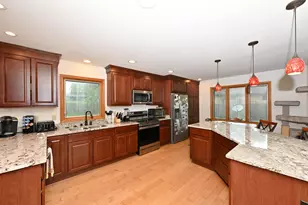 W154N8105 Elm Ln, Menomonee Falls, WI 53051 - Photo 10