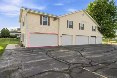 364  Minz Park Cir #5, West Bend, WI 53095 - Photo 4