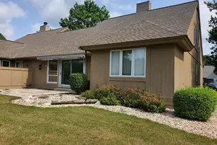 2333 W Cumberland Ct, Mequon, WI 53092 - Photo 4