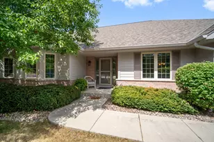 10752 N Oxford Ct, Mequon, WI 53092 - Photo 2