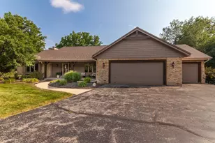 W318N1050 Huckleberry Way, Delafield, WI 53018 - Photo 2