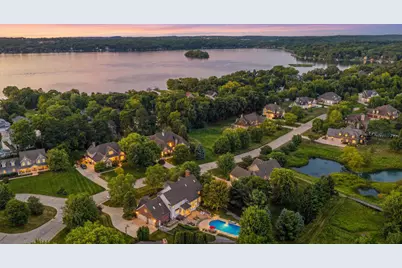 2125  Carriage Hills Dr, Delafield, WI 53018 - Photo 8