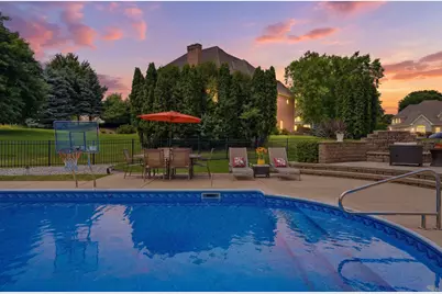 2125  Carriage Hills Dr, Delafield, WI 53018 - Photo 6