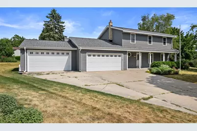 372  Briar Ct, Pewaukee, WI 53072 - Photo 1