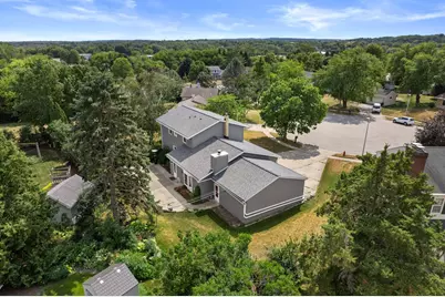 372  Briar Ct, Pewaukee, WI 53072 - Photo 4