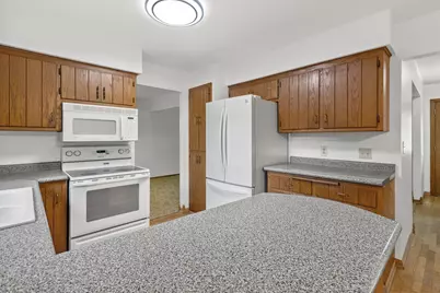 372  Briar Ct, Pewaukee, WI 53072 - Photo 8