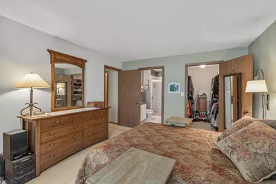 4242 S Ridgewood Ln, Greenfield, WI 53221 - Photo 10