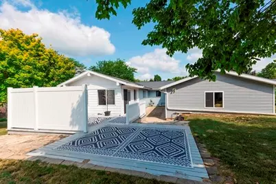 401  Oak Ridge Ct, Fort Atkinson, WI 53538 - Photo 2