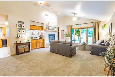 W226N2555  Oakwood Ln, Pewaukee, WI 53186 - Photo 2