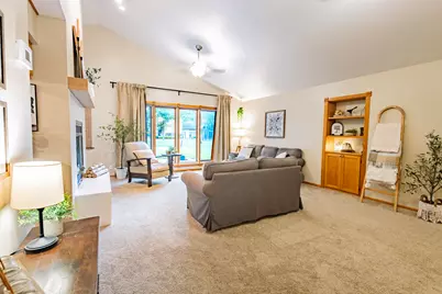 W226N2555  Oakwood Ln, Pewaukee, WI 53186 - Photo 10