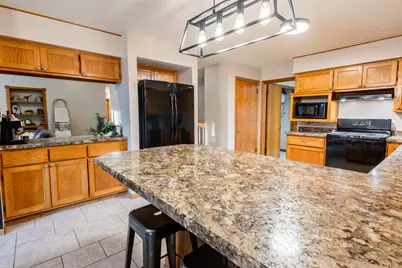 W226N2555  Oakwood Ln, Pewaukee, WI 53186 - Photo 8