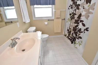 6600 N Braeburn Ln, Glendale, WI 53209 - Photo 22
