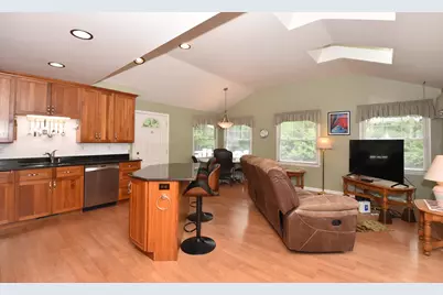 6600 N Braeburn Ln, Glendale, WI 53209 - Photo 4