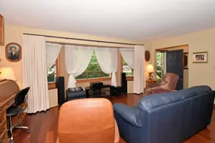 6600 N Braeburn Ln, Glendale, WI 53209 - Photo 10