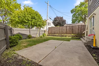 9625 W Metcalf Pl, Milwaukee, WI 53222 - Photo 28
