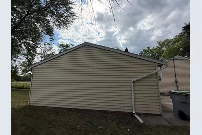 5713 W Calumet Rd, Milwaukee, WI 53223 - Photo 10