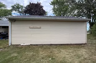 5713 W Calumet Rd, Milwaukee, WI 53223 - Photo 14