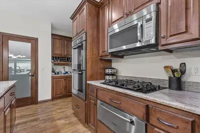 5465 S Baneberry Ct, New Berlin, WI 53146 - Photo 12