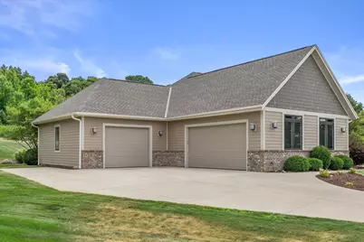 5465 S Baneberry Ct, New Berlin, WI 53146 - Photo 4