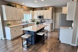 943 E Imperial Dr, Hartland, WI 53029 - Photo 1
