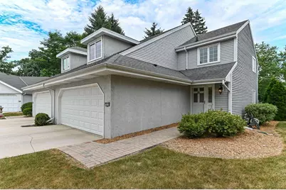 7436 W Tuckaway Creek Dr, Franklin, WI 53132 - Photo 2