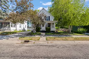 432 Pleasant Ave, Hartford, WI 53027 - Photo 1