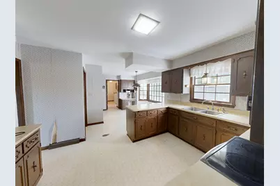 18075  Whippletree Ct, Brookfield, WI 53045 - Photo 8