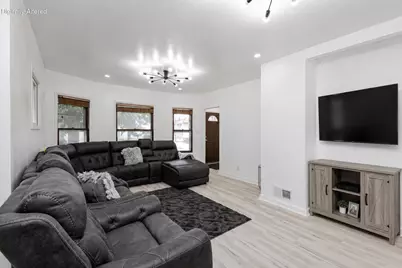 2322 S 63rd St, West Allis, WI 53219 - Photo 8