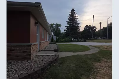 2027  Summit Ave, Waukesha, WI 53188 - Photo 32