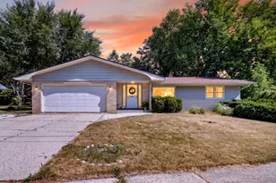 586 Oak St, Burlington, WI 53105 - Photo 2