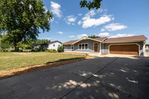 176 Ridgeway Dr, Dousman, WI 53118 - Photo 2