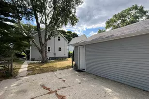 3747 S Arctic Ave, Saint Francis, WI 53235 - Photo 32
