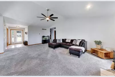 528  Valencia Dr, Delavan, WI 53115 - Photo 4