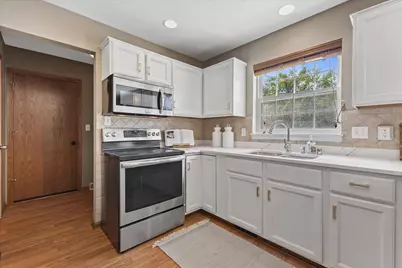 424  North Shore Ct, Pewaukee, WI 53072 - Photo 8