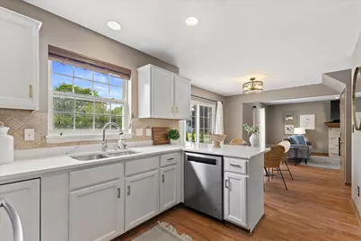 424  North Shore Ct, Pewaukee, WI 53072 - Photo 6