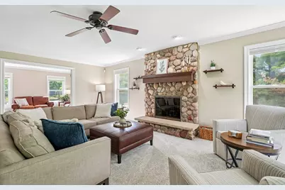 237  Hickory Dr, Delafield, WI 53018 - Photo 18