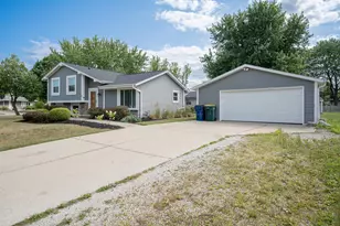7601 S Manor Ave, Oak Creek, WI 53154 - Photo 28