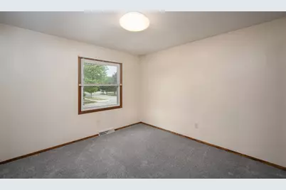 7601 S Manor Ave, Oak Creek, WI 53154 - Photo 16
