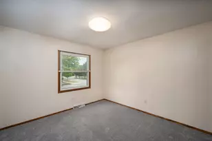 7601 S Manor Ave, Oak Creek, WI 53154 - Photo 16