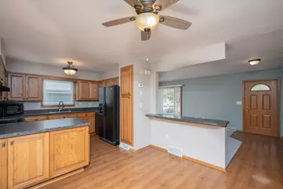 7601 S Manor Ave, Oak Creek, WI 53154 - Photo 6