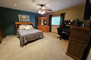 6461 S Crabapple Ct, Oak Creek, WI 53154 - Photo 10