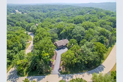 N1W31275  Hickory Hollow Ct, Delafield, WI 53018 - Photo 2