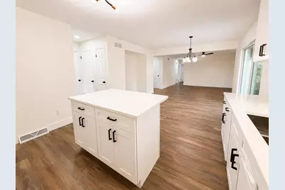 7245 S 35th St, Franklin, WI 53132 - Photo 10